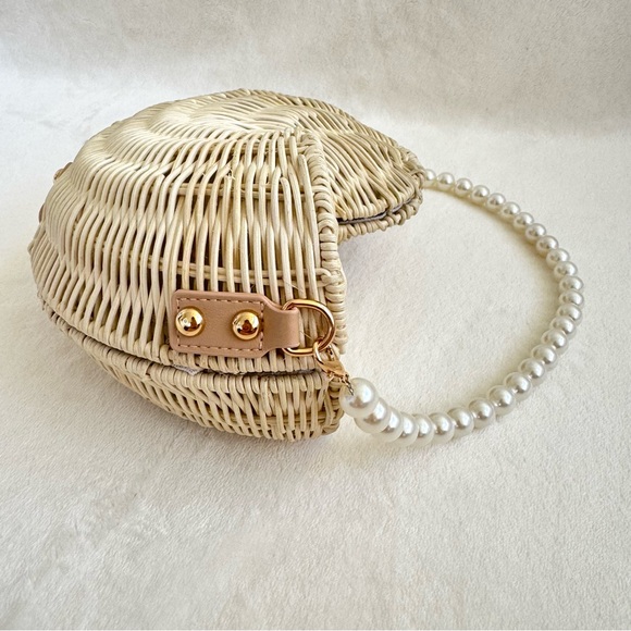 Haute Hippie Cream Woven Wicker Shell-Shaped Purse w/ Faux Pearl Handle - Picture 4 of 7